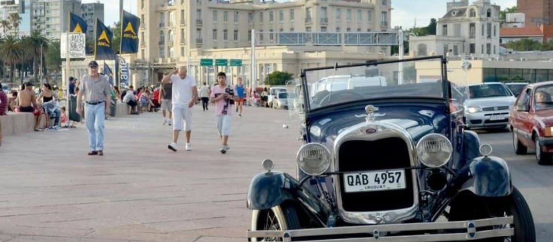 Oldtimer-Rambla-Montevideo-Uruguay