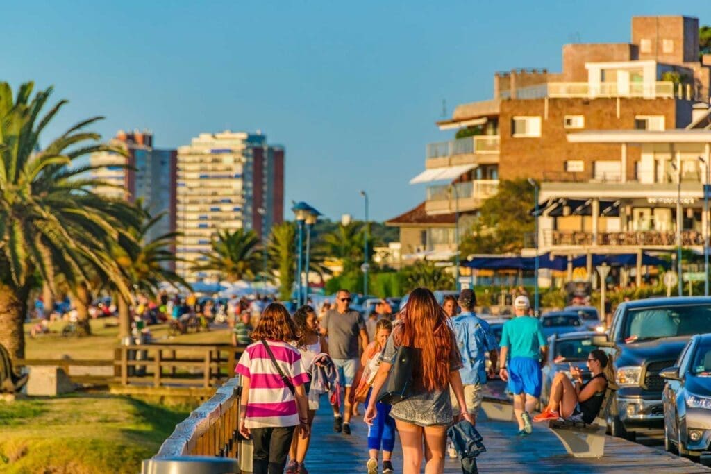 Spaziergänger am Strand von Mansa in Punta del Este, Uruguay