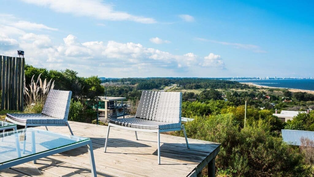 Panoramablick auf die Stadt Punta del Este von der Halbinsel Punta Ballena