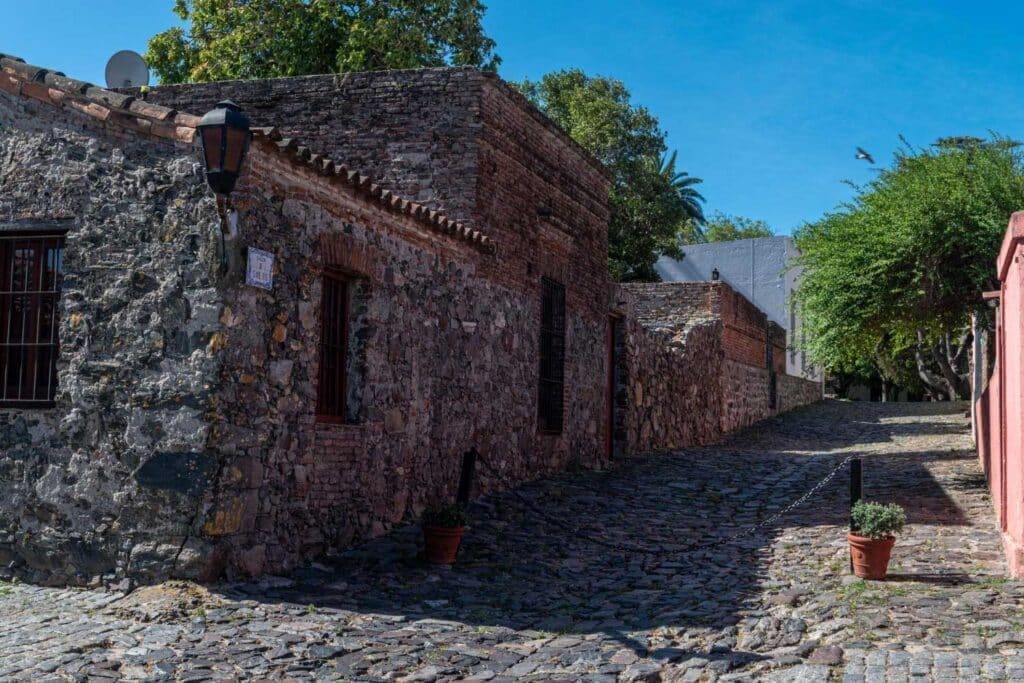 Kopfsteinpflasterstraße in der Altstadt von Colonia Uruguay