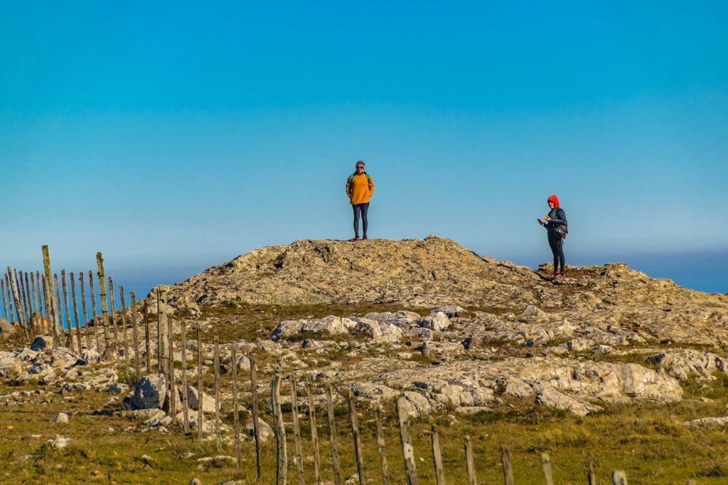 Menschen auf dem Gipfel des Gebirgszugs Sierra de las Animas in den Departements Lavalleja und Maldonado