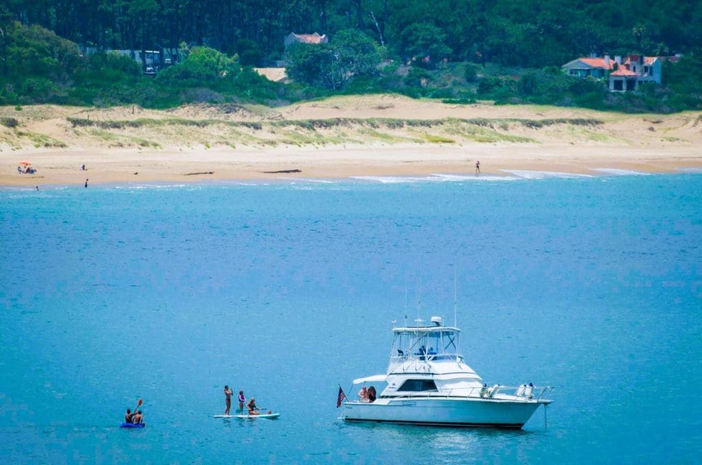 Eine Familie, die Kajak und Paddleboarding auf einem Boot in Punta Ballena nahe Punta del Este genießt