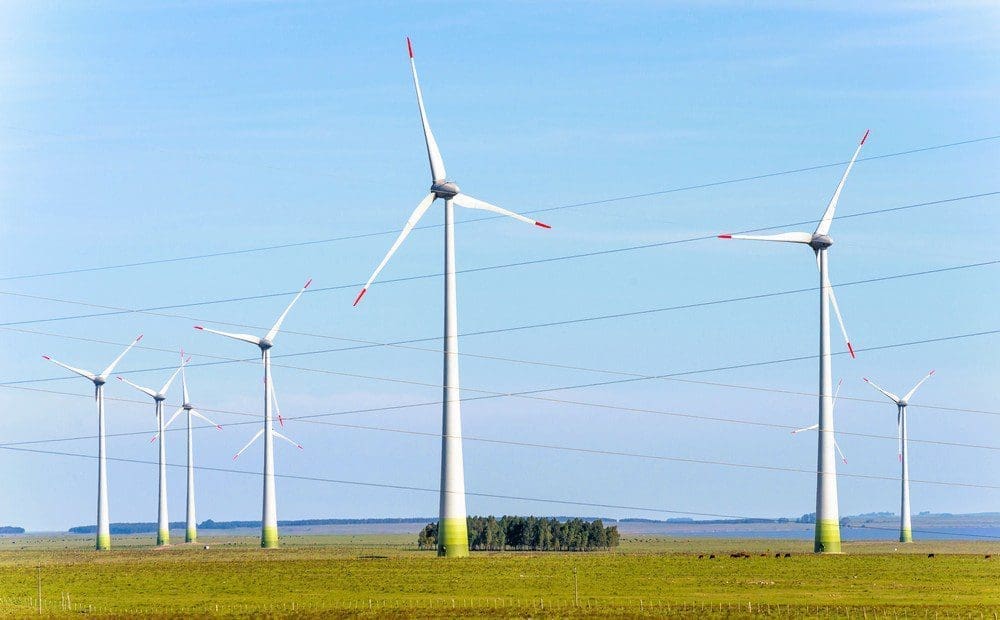 Ländliche Landschaft mit Windmühlen im Valentines Windpark, Tacuarembo, Uruguay