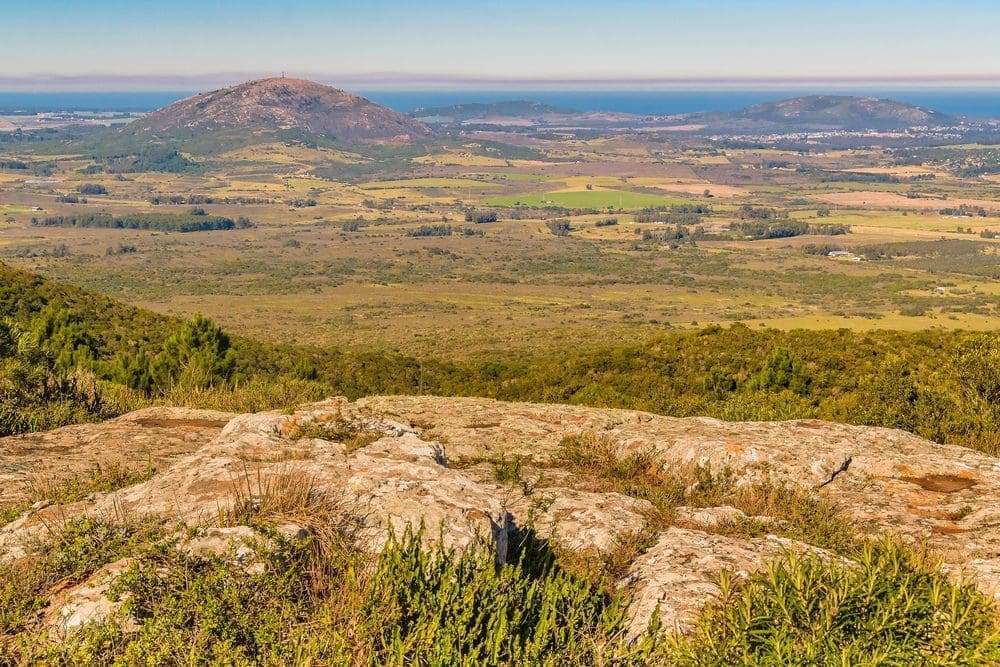 Ländliche Landschaft in der Gebirgskette Sierra de las Ánimas, Maldonado, Uruguay