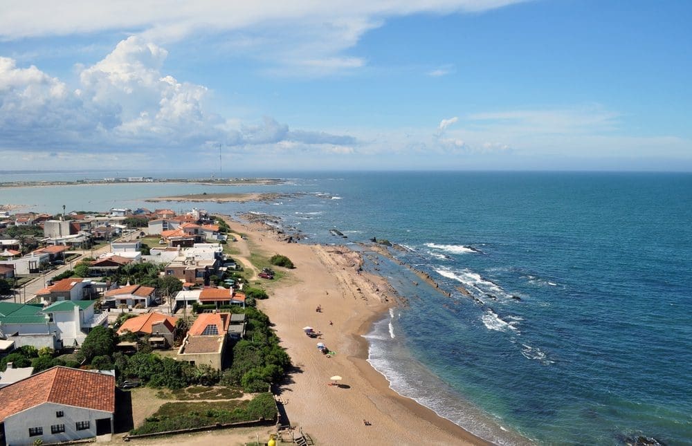 Luftaufnahme der Stadt La Paloma in Rocha, Uruguay