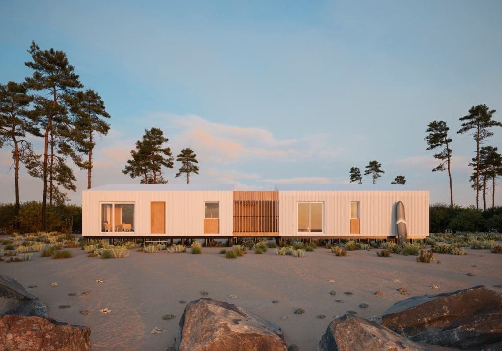 Ein realistisches digitales Rendering eines modernen, modularen, weißen Hauses mit Holzakzenten, erhöht an einem Sandstrand bei Sonnenuntergang, mit hohen Kiefern im Hintergrund.
